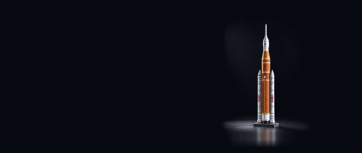 Modello SLS 1:144 su fondo nero da studio, hero della home per desktop