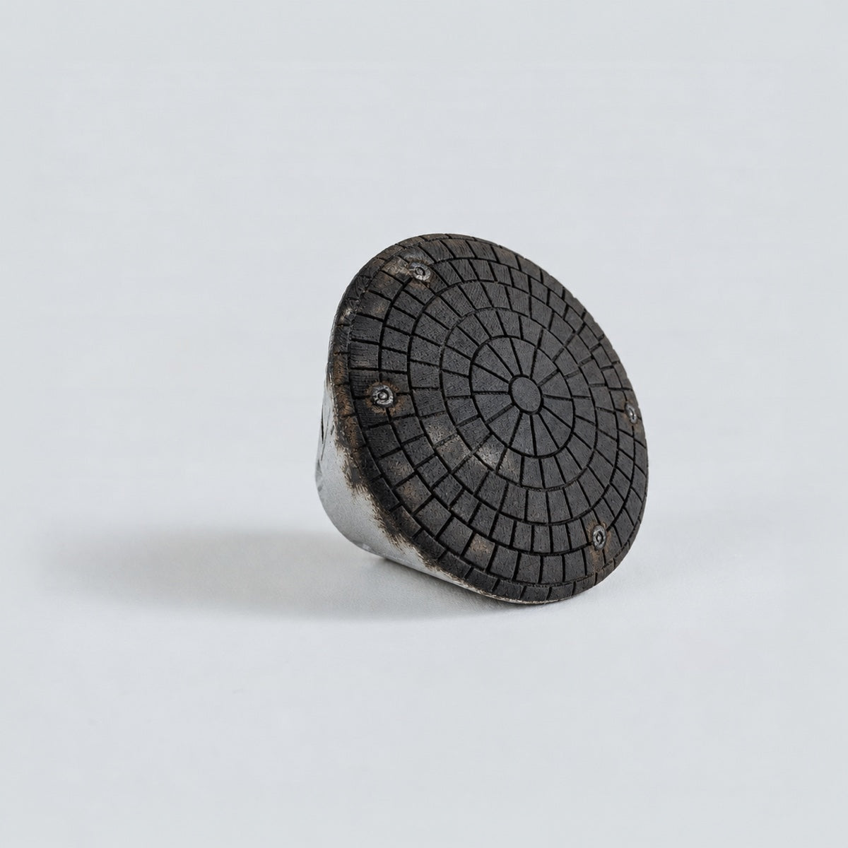 Orion crew capsule 1:144 with a charred black heat shield