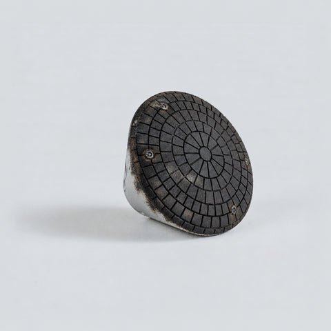 Orion crew capsule 1:144 with a charred black heat shield
