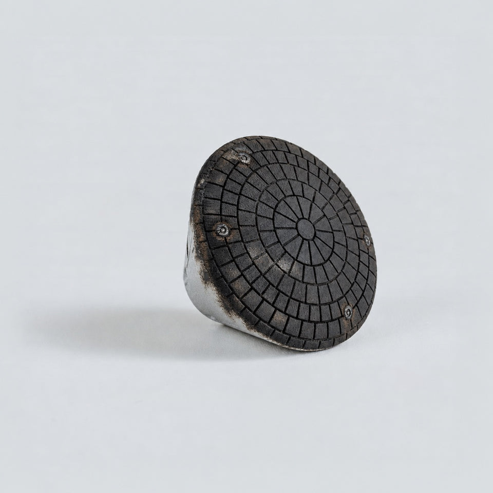 Orion crew capsule 1:144 with a charred black heat shield